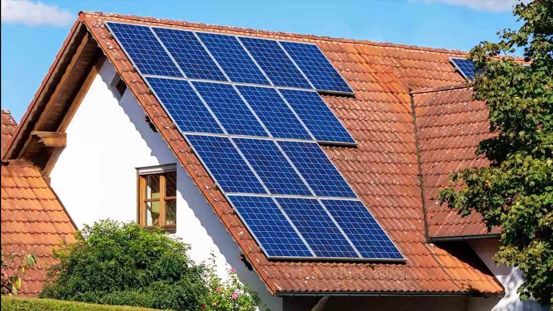 energy management pannelli fotovoltaici installati sul tetto di una casa